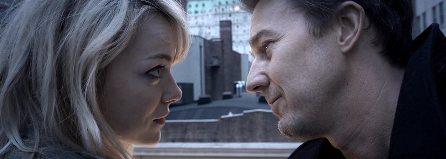 Edward Norton zrežíruje kriminálnu drámu o detektívovi s Tourretovým syndrómom, ktorý sa snaží odhaliť vrahov svojho mentora