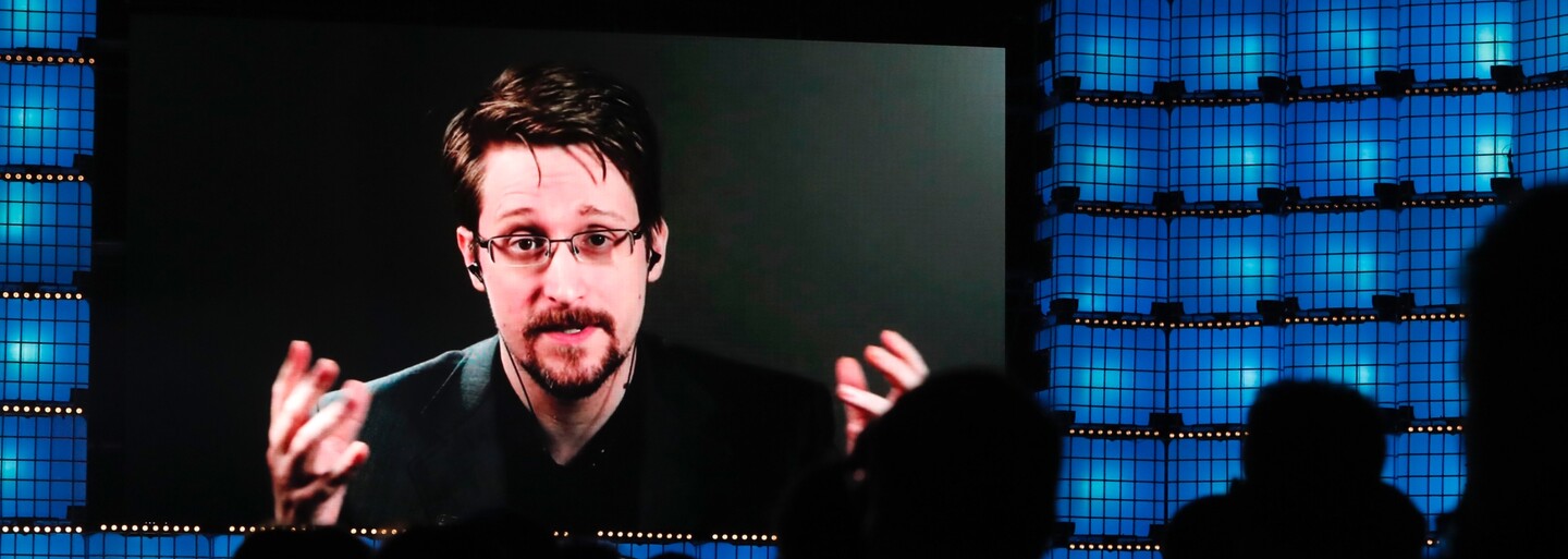 Edward Snowden složil věrnost Rusku, dostal pas a občanství. Putinův režim mu garantuje ochranu před vydáním
