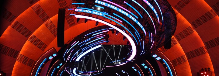 Madonna s tŕňovou korunou, no outfitom prekvapila aj Nicki Minaj či Lil Pump. Aké róby predviedli celebrity na VMA 2018?