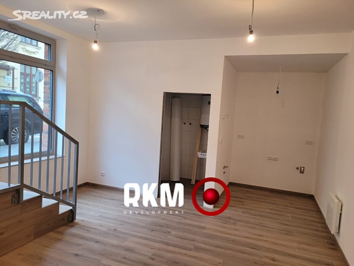 Údajný byt 1+kk v Brně za více než 3,5 milionu korun? Prosklené vchodové dveře na úrovni chodníku? Po rozkliknutí inzerátu se dozvíš, že nejde o bytový prostor.