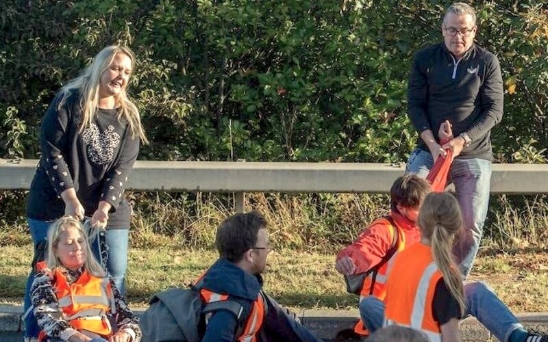 Ekologickí demonštranti a aktivisti sa v Británii prilepili na diaľnicu. Policajti ich odtrhli a zatkli.