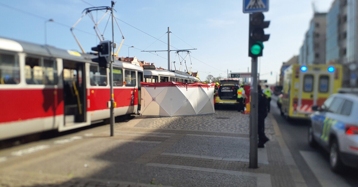 Tragédie v Praze: Tramvaj srazila dvanáctiletého chlapce, i přes pomoc na místě zemřel