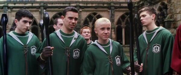 Ve druhém díle Draco Malfoy předvádí nová létající košťata, která jeho otec koupil pro celý tým. Jak se jmenoval model košťat?