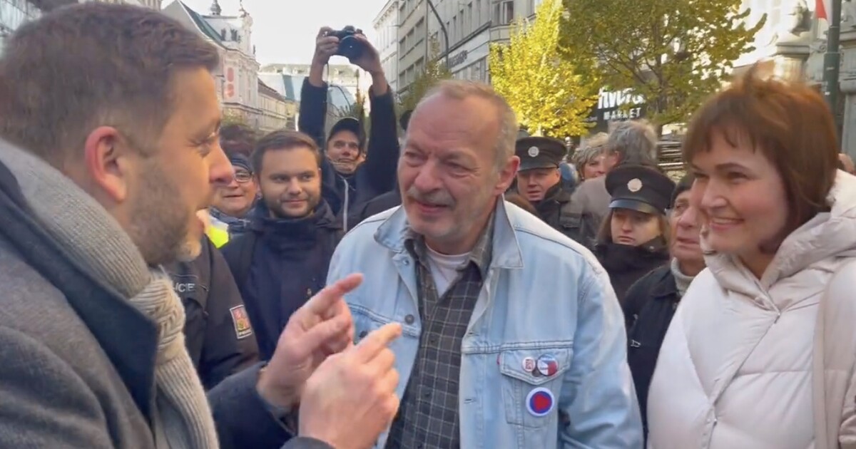 Ministr Rakušan se na Národní třídě setkal se svými kritiky. „Vytřete si s tim p***l,“ vzkázali mu
