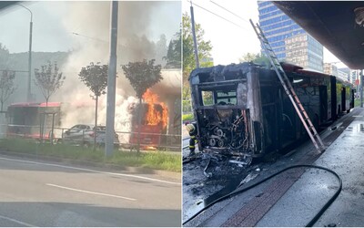 Na Patrónke v Bratislave zhorel autobus. Vodičovi ani cestujúcim sa nič nestalo.