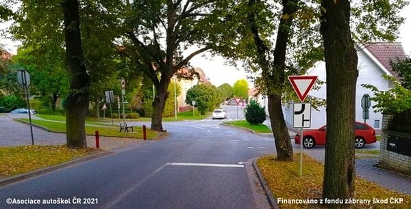 Jak se zachováte jako řidič vozidla z výhledu na následující křižovatce?