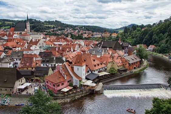 Tímto městem protéká řeka Vltava a natáčela se v něm i pohádka Z pekla štěstí.