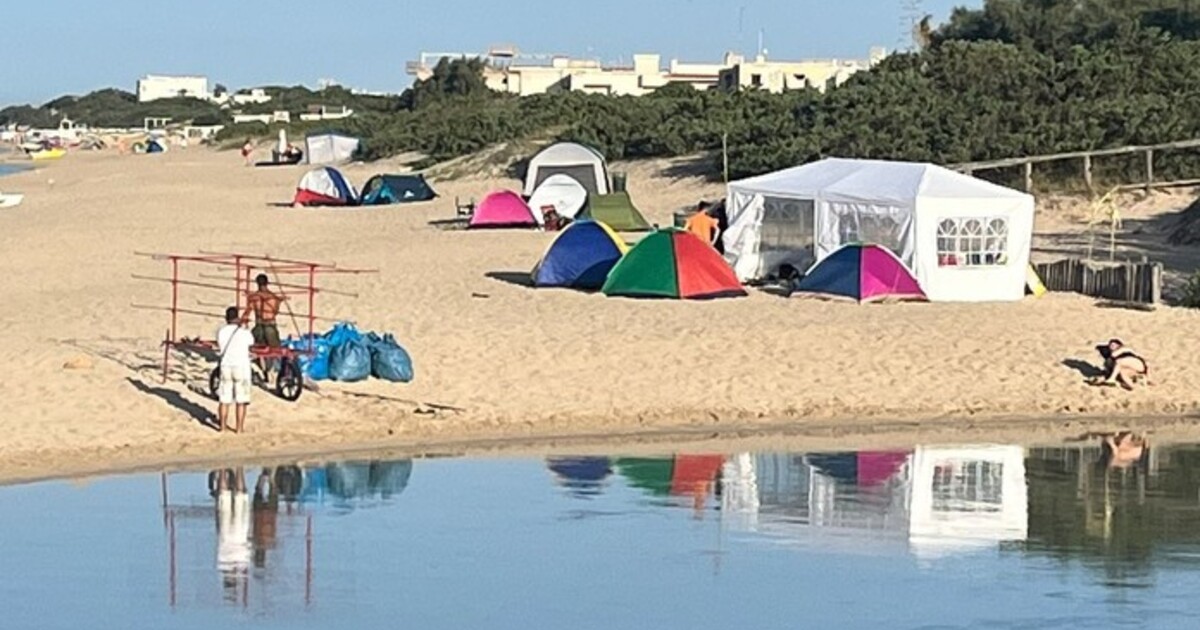 Rodina chtěla v Itálii ušetřit na ubytování, tak si na pláži postavila obrovský stan. Hned schytala mastnou pokutu