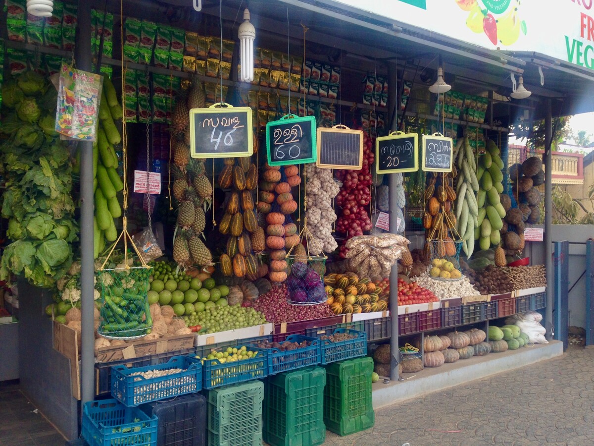 Lokálne stánky s ovocím a zeleninou sa nachádzajú na každom kroku. 