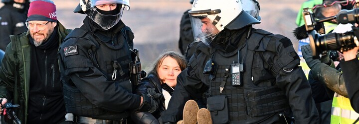 Obrazem: Gretu Thunberg zadržela německá policie, účastnila se protestů na nebezpečném místě