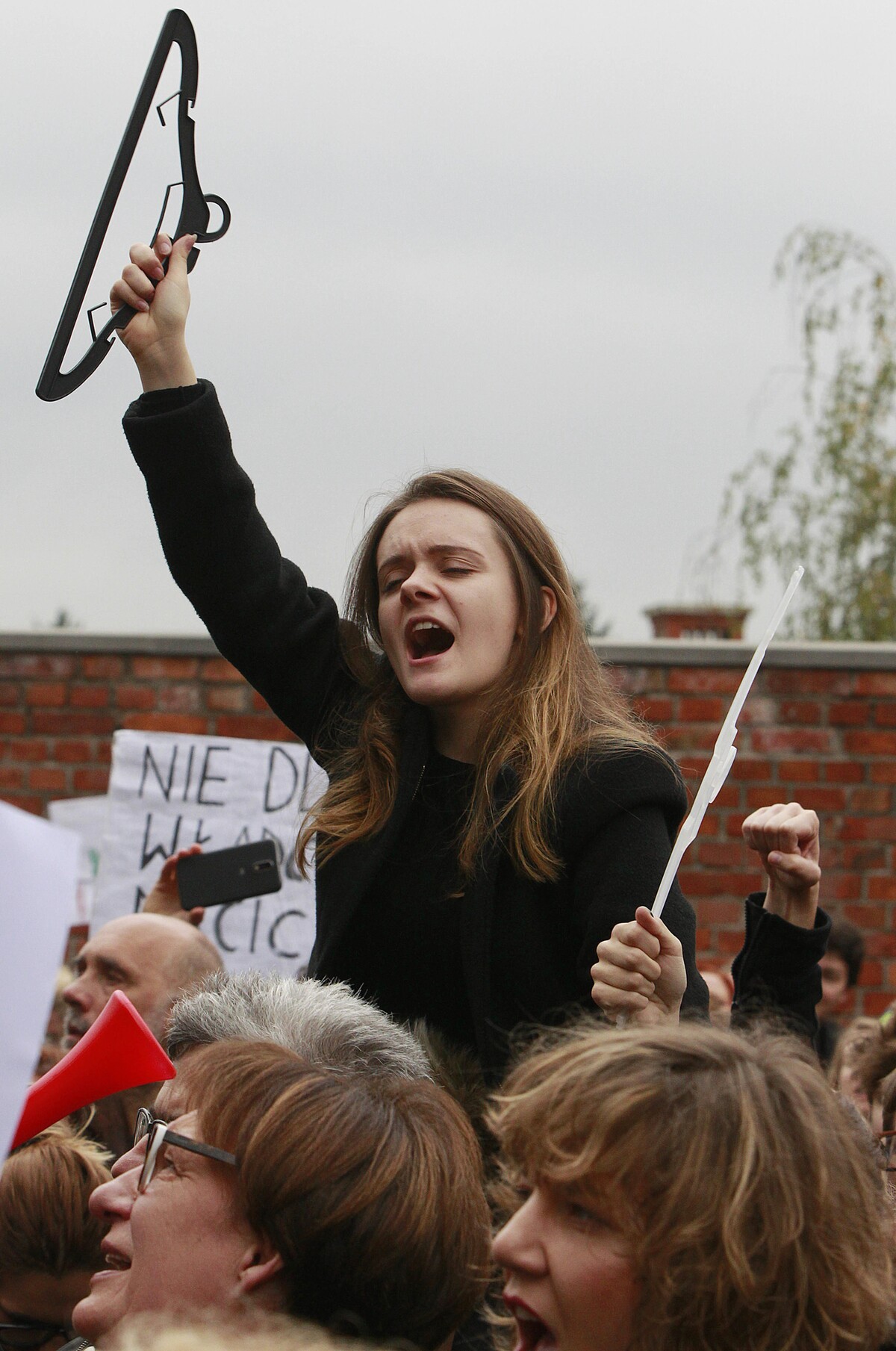 Poľky odeté v čiernom protestujú proti sprísneniu interrupčného zákona 3. októbra 2016 vo Varšave.