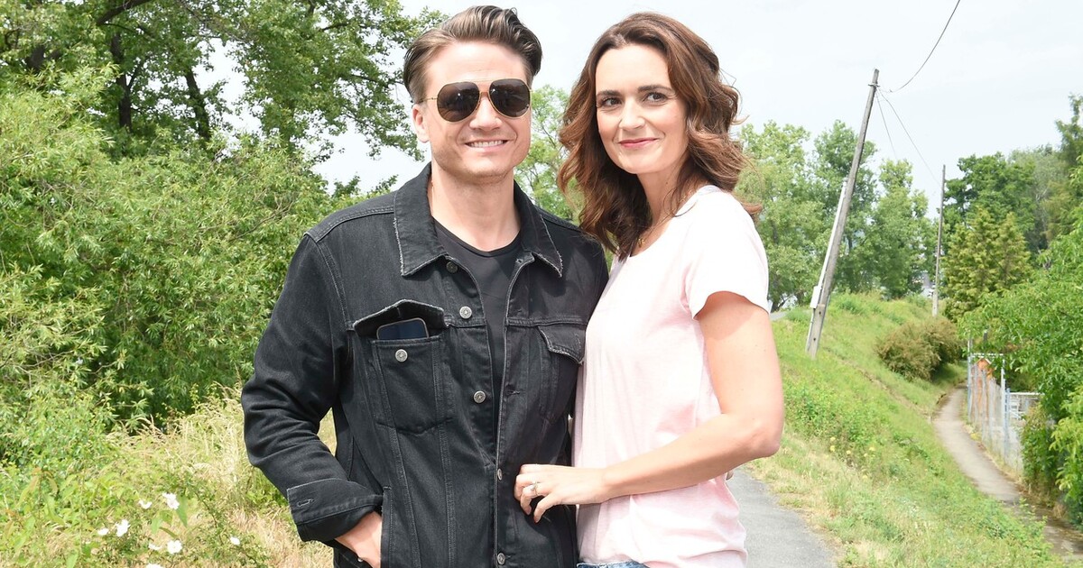 Brzobohatý aka Tiffany Richbitch a Písařovicová se vzali. O svatební šaty jsme si se snoubenkou střihli, vtipkoval Ondřej