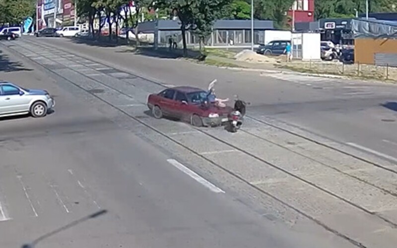 Najskôr ho zrámovalo auto, potom mu skoro vodič prešiel cez hlavu. Brutálnu nehodu z Ukrajiny delili od tragédie centimetre.