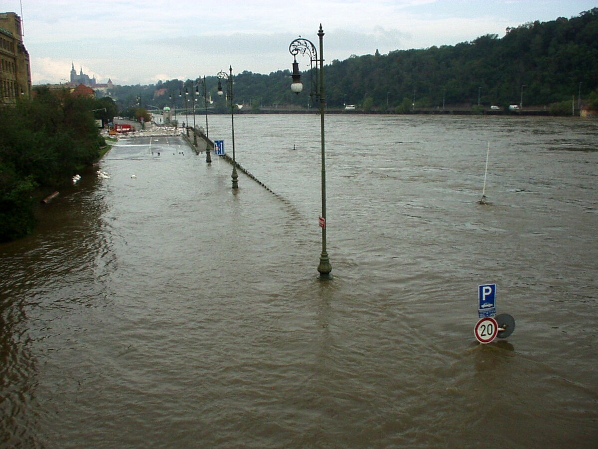 Rozvodněná Vltava zaplavila pražské ulice.