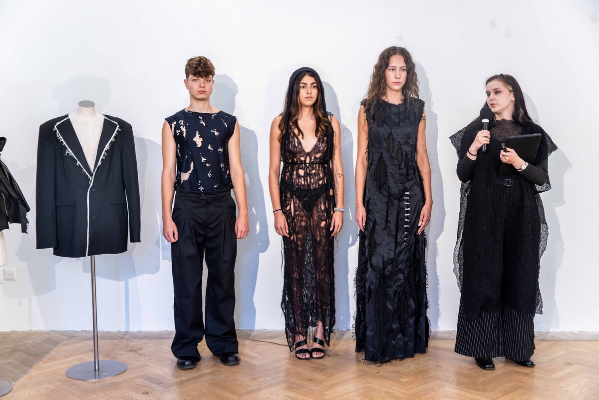 Lucia Villarová ukázala tailoring a presnú konštrukciu strihov pripravenú pre trh.