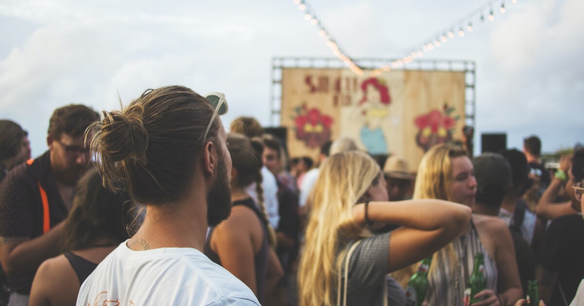 Policie šacovala návštěvnictvo festivalu Mácháč. Drogy našla u desítek z nich