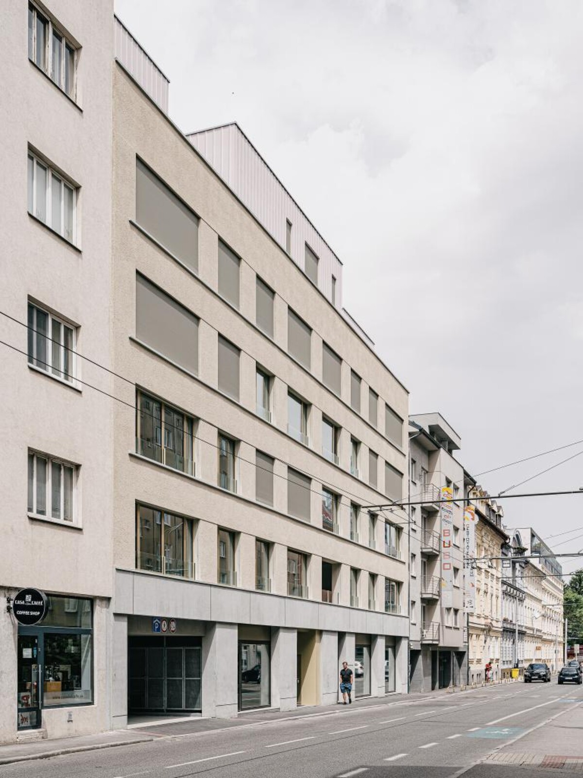 Obytný dom Nová Dunajská sa nachádza na mieste asanovanej dvojpodlažnej stavby. Stavba svojím objemom dopĺňa uličnú čiaru. Prízemie je venované obchodným priestorom. Na ostatných nadzemných podlažiach sa nachádza 20 bytov.