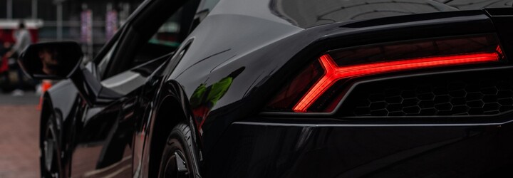 Ruské modelce někdo poškodil Lamborghini ozdobené křišťály. Nyní hledá viníka nehody