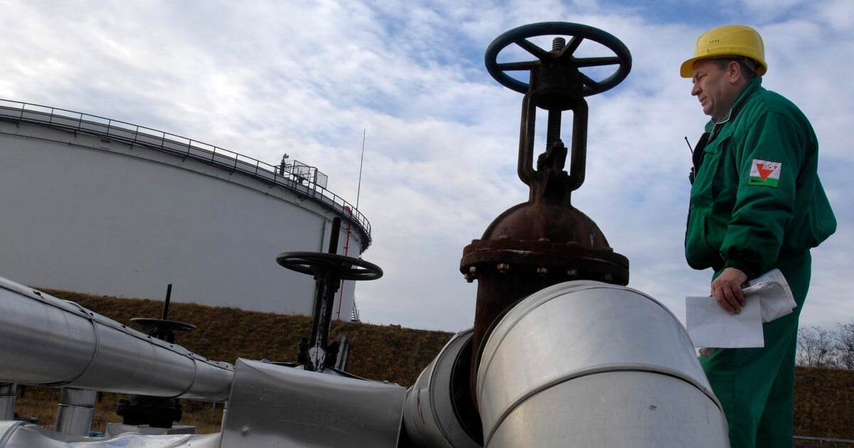 Ropa nad 100 dolarů? Analytici varují před pondělním šokem na trzích po útocích na Írán