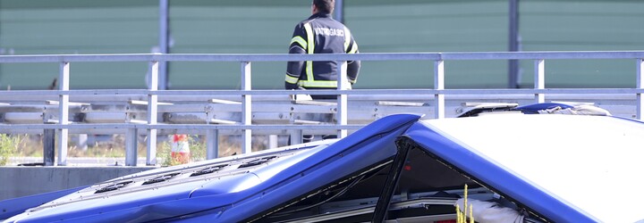 Při nehodě autobusu na dálnici v Chorvatsku zemřelo 12 lidí