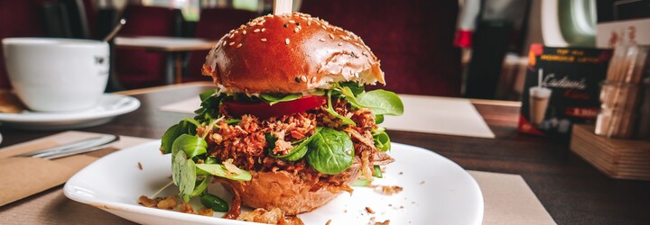 Vo vlaku ti urobia poctivý burger, ale aj hotdog väčší ako tanier. Ochutnali sme streetfood v jedálenskom vozni