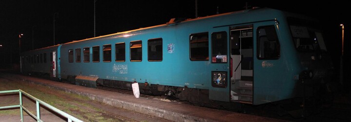 Na trať u Doks někdo položil balvan. Překážka prorazila nádrž vlaku