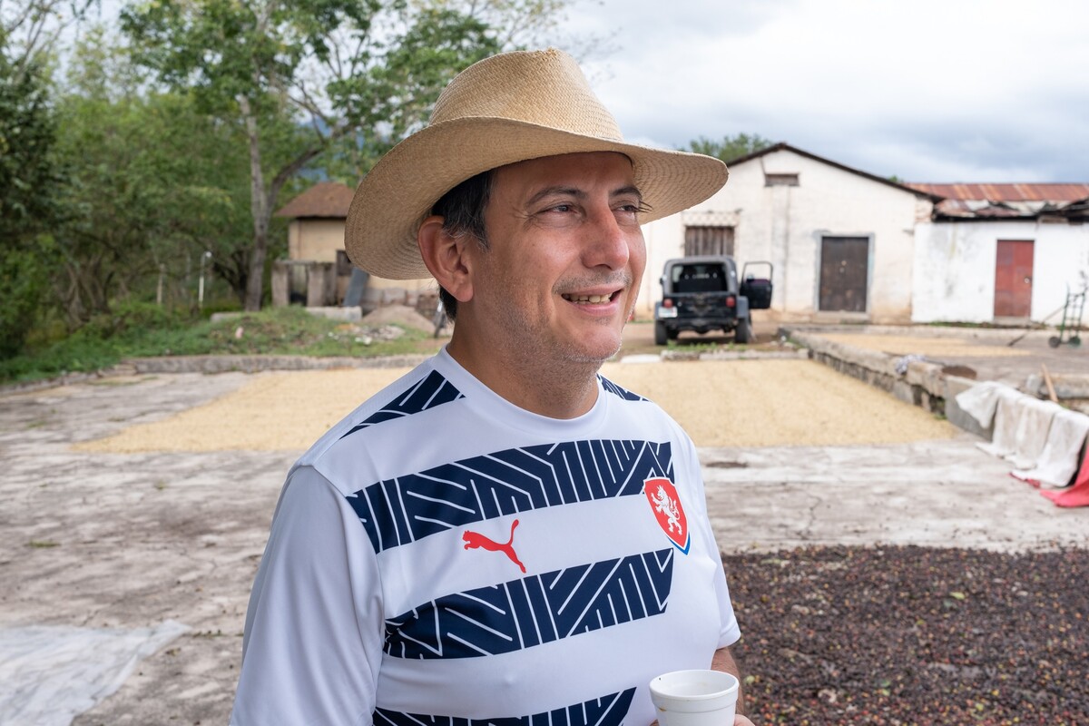 José žije v Hondurase pol roka, pokiaľ trvá zberačská sezóna. 