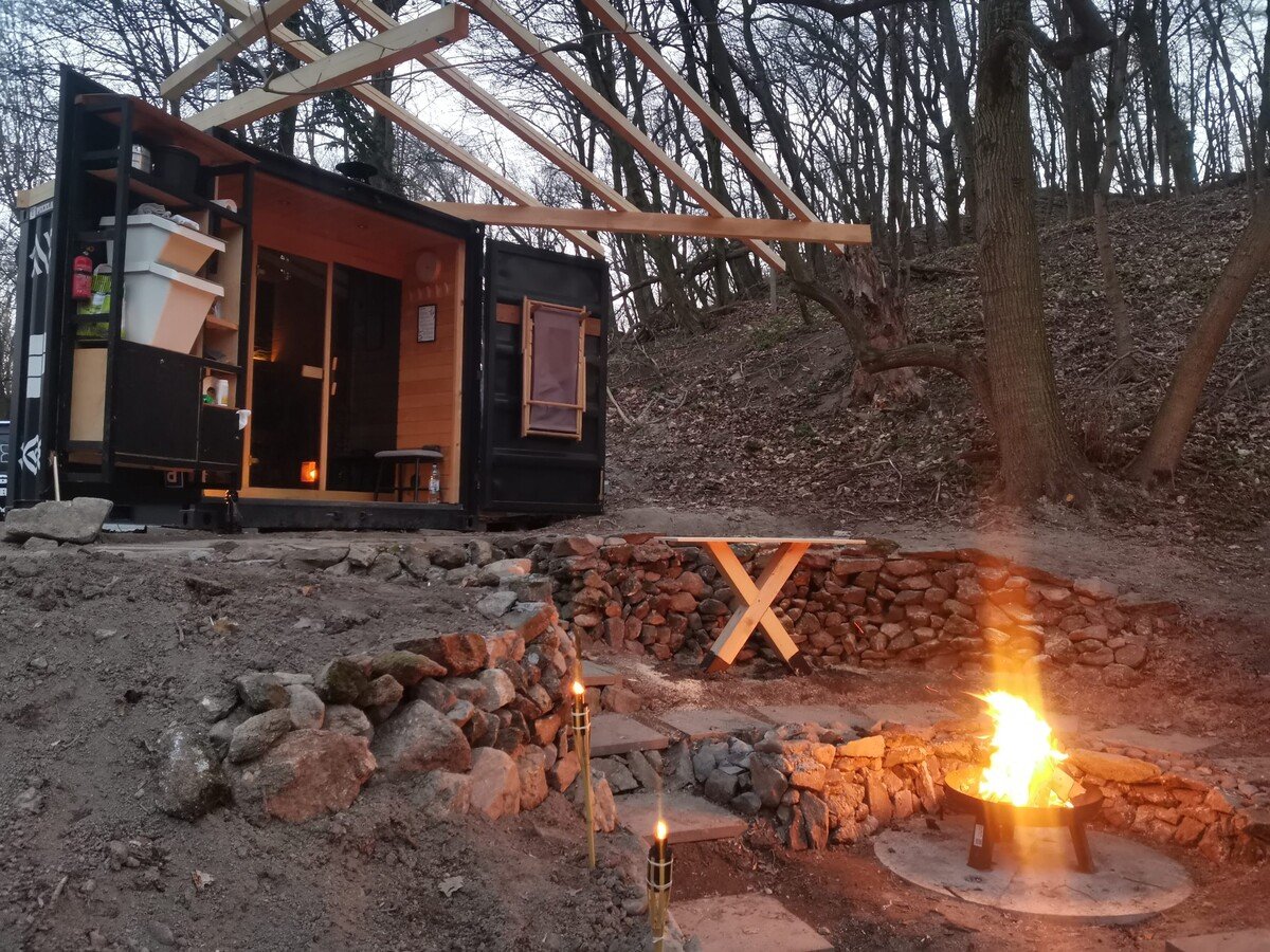 Samoobslužná kontajnerová sauna Pixxla v lese vo Vajnoroch. 