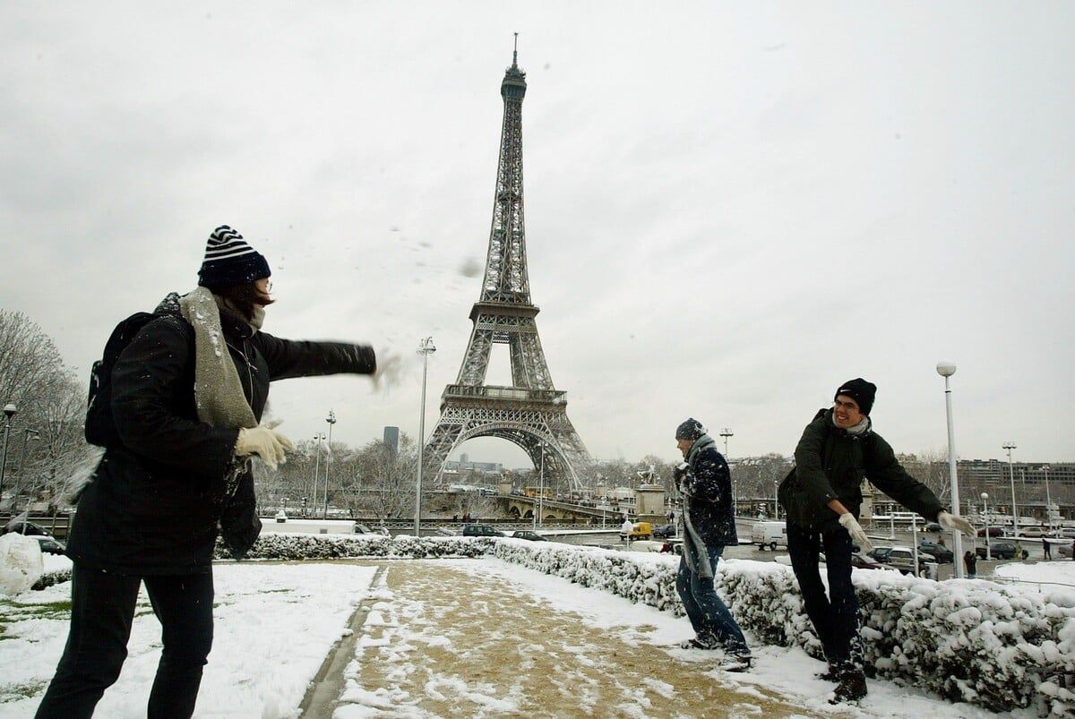 Paříž, Eiffelova věž, koulovačka, sníh