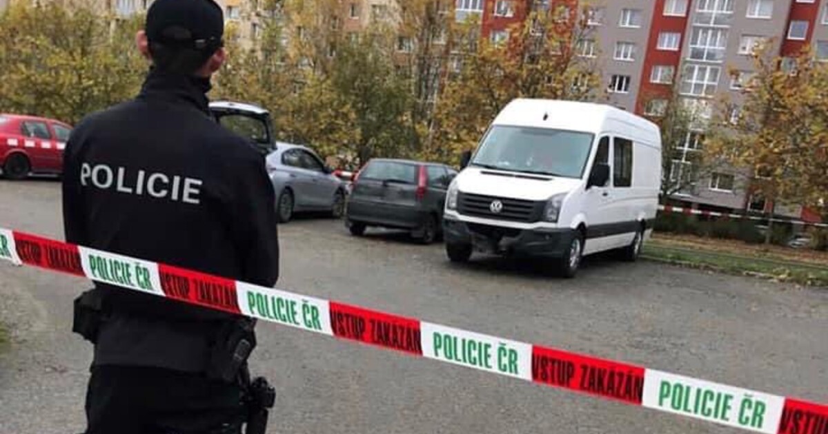 AKTUÁLNĚ: Na pražském Zličíně zasahují policisté kvůli muži se zbraní. Na místě jsou zásahové jednotky a vyjednavači