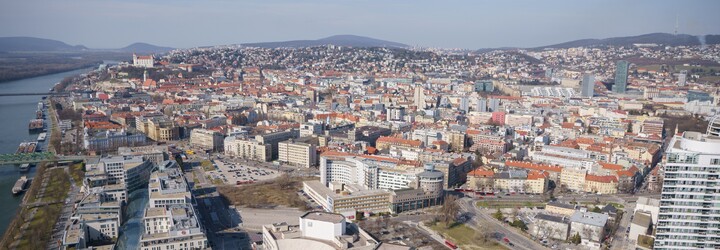 Boli sme na najvyššom poschodí prvého slovenského mrakodrapu. Koľko v ňom stojí najdrahší byt?