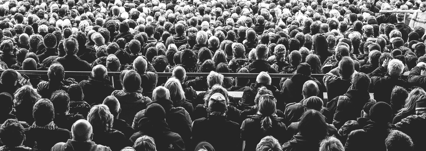 Efekt přihlížejícího: Proč máme v přítomnosti jiných tendenci méně pomáhat?