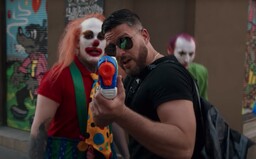 Ega nachytali při natáčení vlastního klipu Trollin. Jak reagoval, když si myslel, že člena produkce napadli nožem?