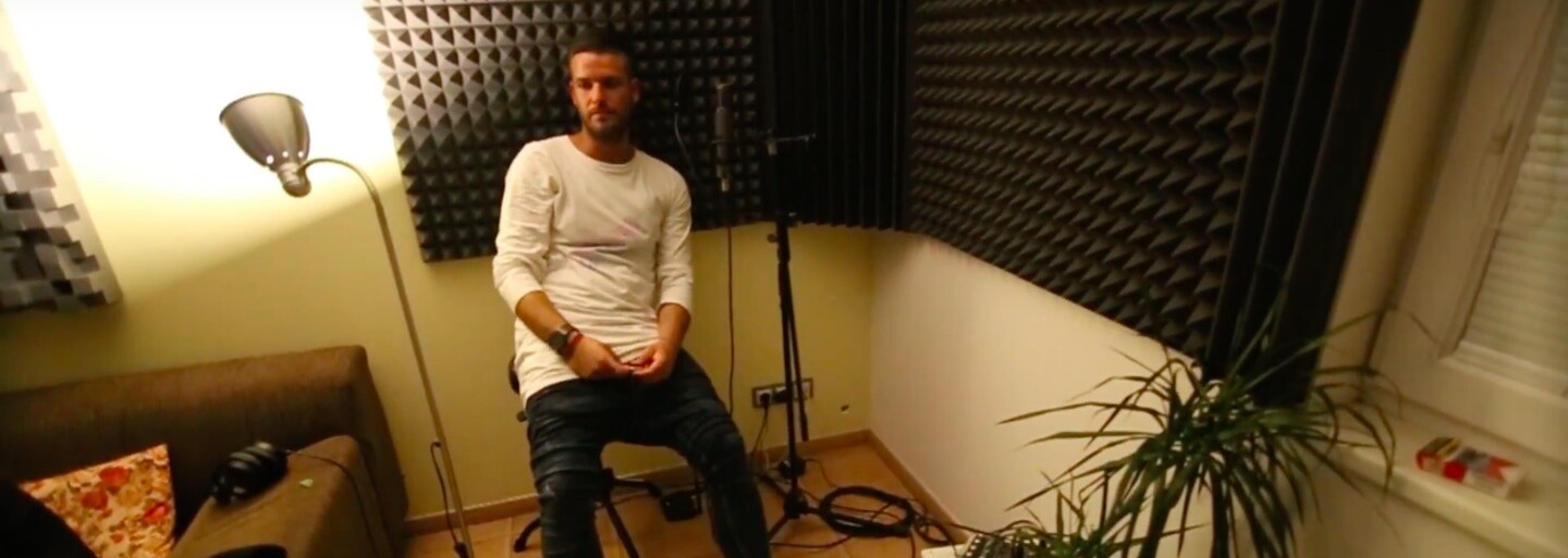 Ego rapuje v najnovšom pokračovaní ONE DAY WITH v karaoke bare. Sleduj jeho jeden deň, počas ktorého vznikla skladba Fascinujúce