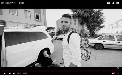 Ego rapuje v nejnovějším pokračování ONE DAY WITH v karaoke baru. Sleduj jeho jeden den, během kterého vznikla skladba Fascinujúce Ego rapuje v nejnovějším pokračování ONE DAY WITH v karaoke baru. Sleduj jeho jeden den, během kterého vznikla skladba Fascinujúce