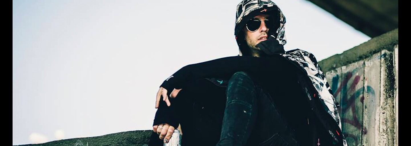 Ego sa pár týždňov pred vydaním svojho debutového albumu Precedens pripomína krátkym freestyle trackom prostredíctvom Instagramu