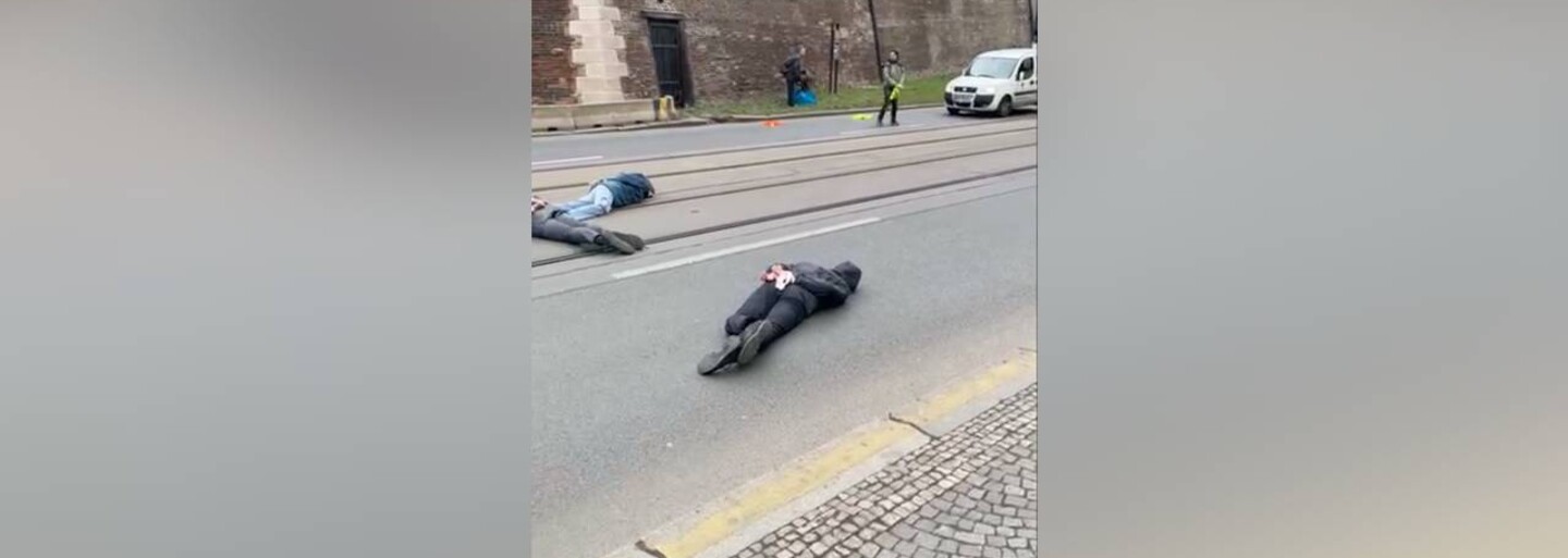 Ekoaktivisté v Praze se na silnici stylizovali do obětí ruské agrese v ukrajinské Buči. Jednoho aktivistu skoro srazilo auto