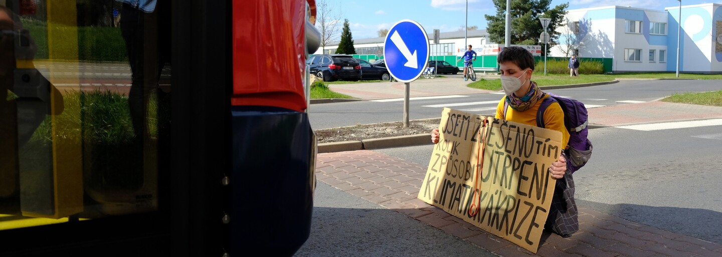 Ekoaktivistko Alžbeto zablokovalo cestu, pretože je zdesené z toho, ako ignorujeme klimatickú krízu (Rozhovor)