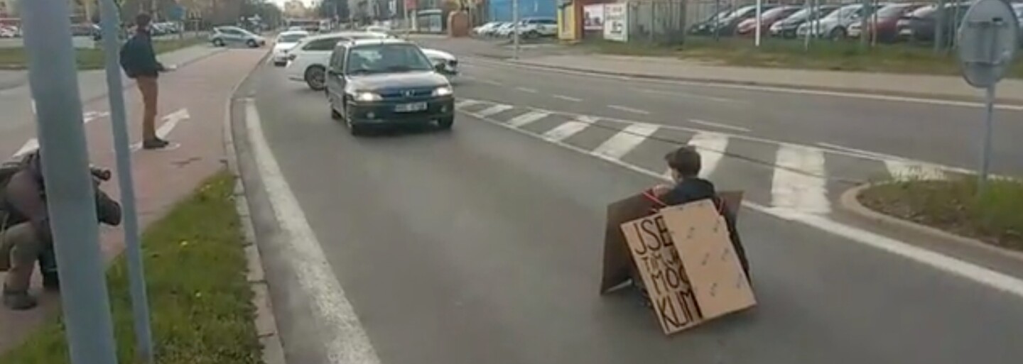 Ekoaktivistko si v Boleslavi přilepilo ruku k silnici