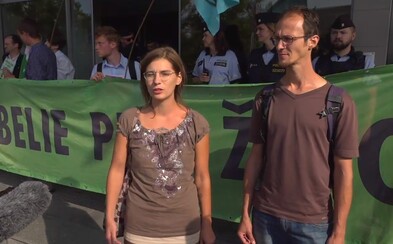 Ekologičtí aktivisté protestovali před vchodem do budovy ministerstva životního prostředí Ekologičtí aktivisté protestovali před vchodem do budovy ministerstva životního prostředí