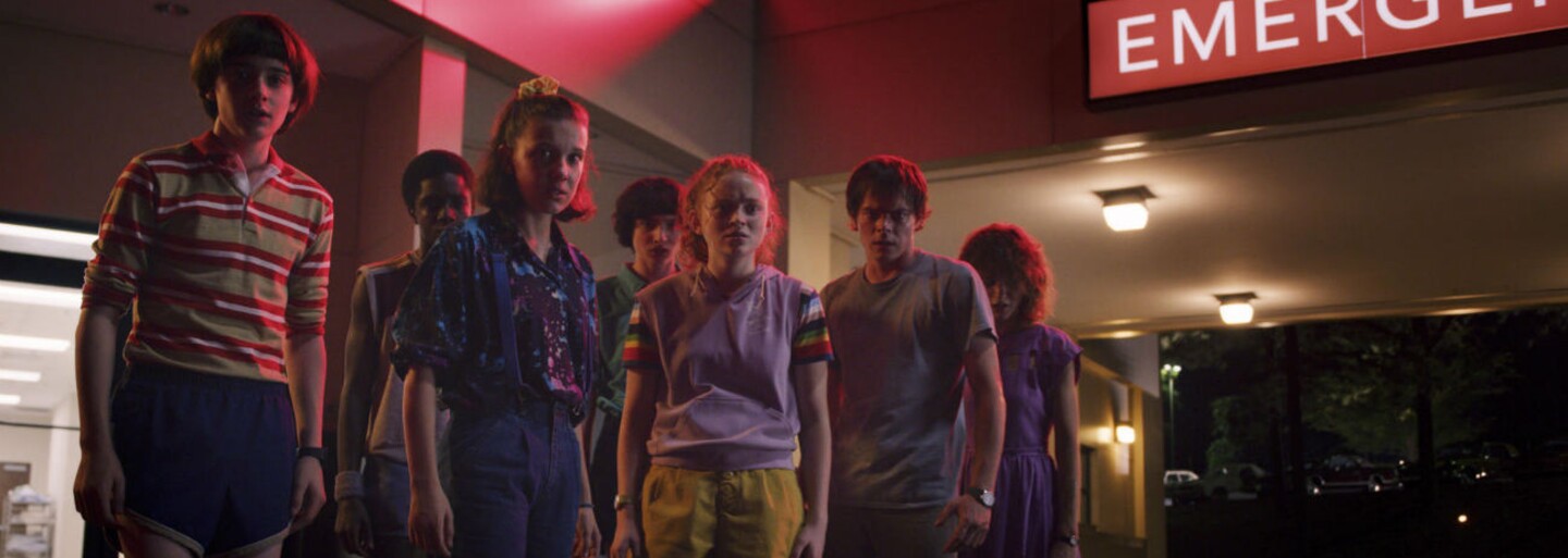 Eleven si v debutovom traileri 3. série Stranger Things užíva letnú zábavu a čelí hrôzam zo sveta Upside Down