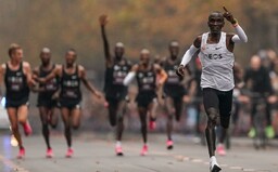 Eliud Kipchoge sa stal prvým atlétom, ktorý prebehol maratón za menej ako dve hodiny. Stihol to o dvadsať sekúnd skôr