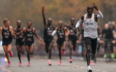 Eliud Kipchoge se stal prvním atletem, který uběhl maratón za méně než dvě hodiny. Stihl to o dvacet sekund dříve Eliud Kipchoge se stal prvním atletem, který uběhl maratón za méně než dvě hodiny. Stihl to o dvacet sekund dříve