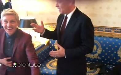 Ellen DeGeneres si přímo v Bílém domě střihla Mannequin Challenge. Přemluvila i Toma Hankse, Roberta De Nira či Billa Gatese Ellen DeGeneres si přímo v Bílém domě střihla Mannequin Challenge. Přemluvila i Toma Hankse, Roberta De Nira či Billa Gatese
