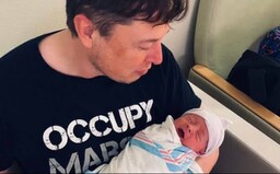 Elon Musk a Grimes zmenili meno dieťaťa, aby bolo v súlade so zákonom. To nové však nie je o nič lepšie
