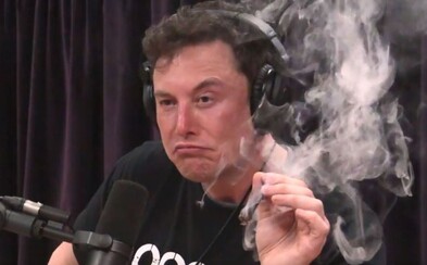 Elon Musk chtěl pobavit přítelkyni vtipem o marihuaně, nyní ho úřady obžalovaly z podvodu Elon Musk chtěl pobavit přítelkyni vtipem o marihuaně, nyní ho úřady obžalovaly z podvodu