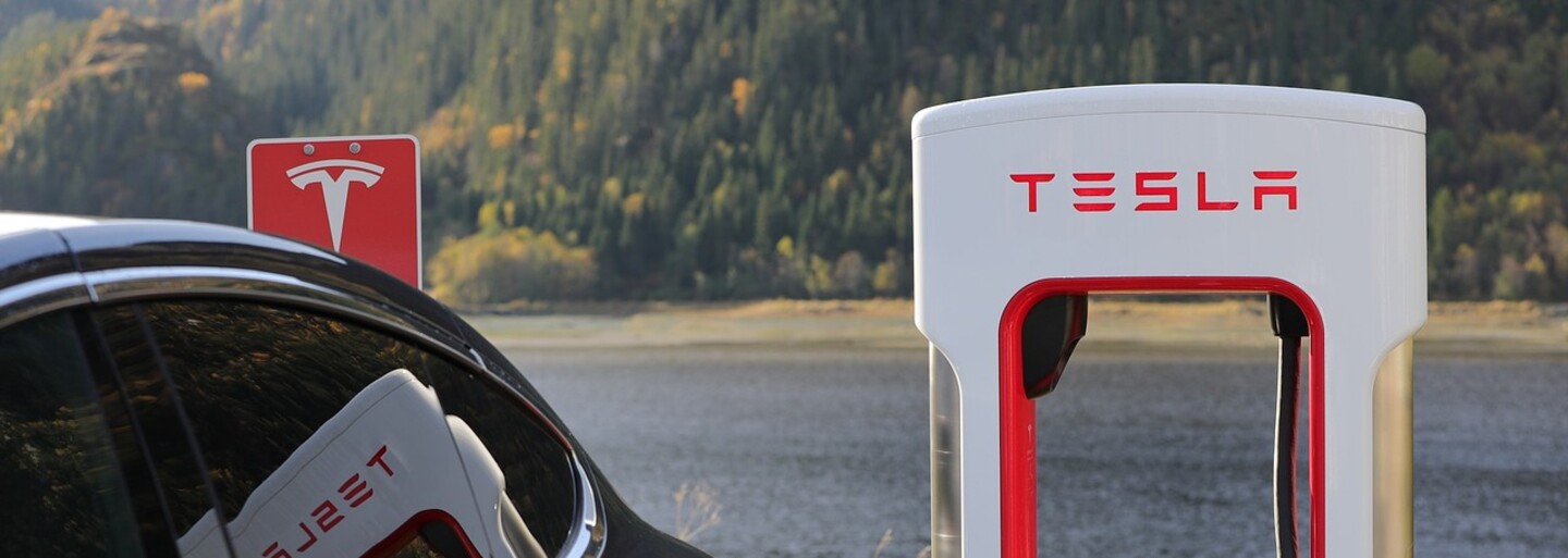 Elon Musk chcel pobaviť frajerku vtipom o marihuane, teraz ho úrady obžalovali z podvodu