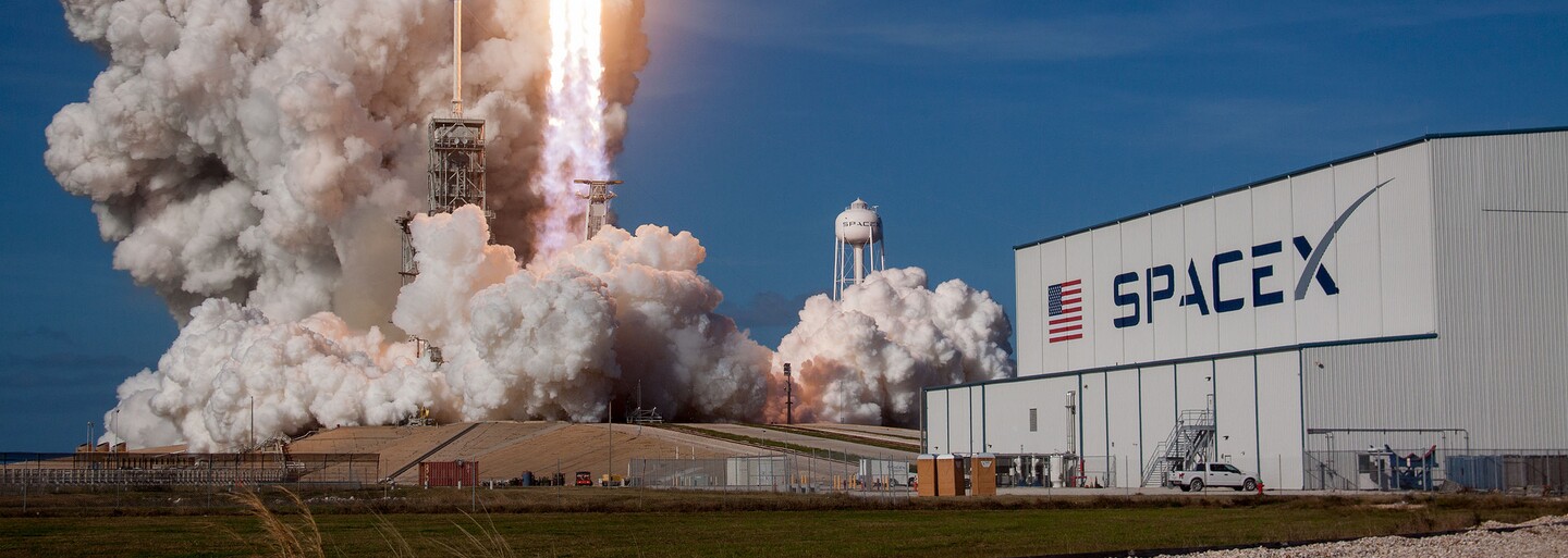 Elon Musk fajčil marihuanu a popíjal whiskey, NASA teraz plánuje preveriť bezpečnosť v SpaceX