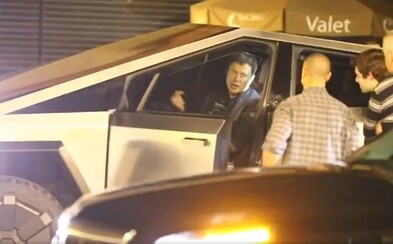 Elon Musk jezdil v Cybertrucku po nočním Los Angeles a svalil dopravní značku Elon Musk jezdil v Cybertrucku po nočním Los Angeles a svalil dopravní značku