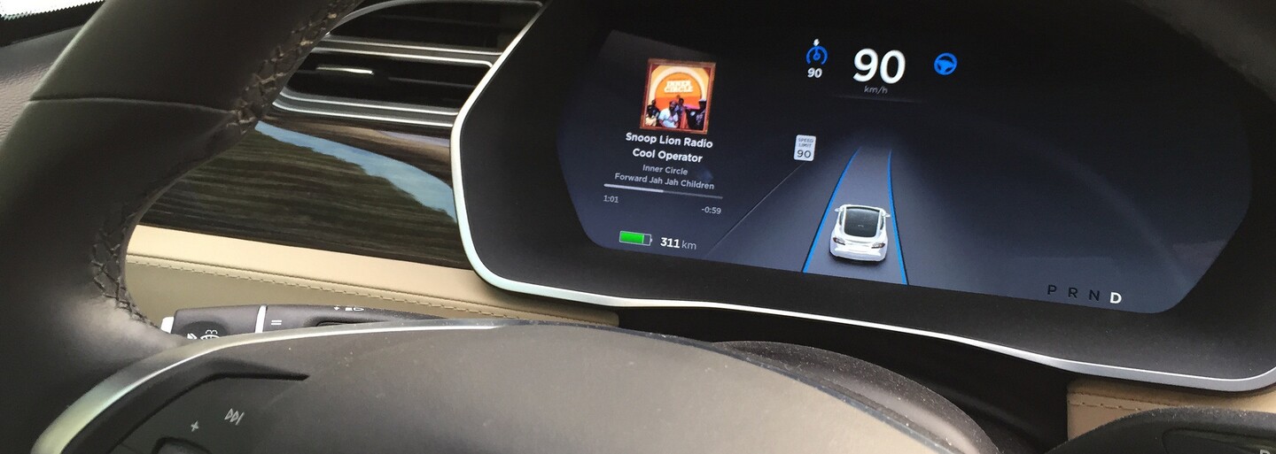 Elon Musk nenecháva nič na náhodu. Elektromobily Tesla budú do pol roka schopné jazdiť bez živého šoféra